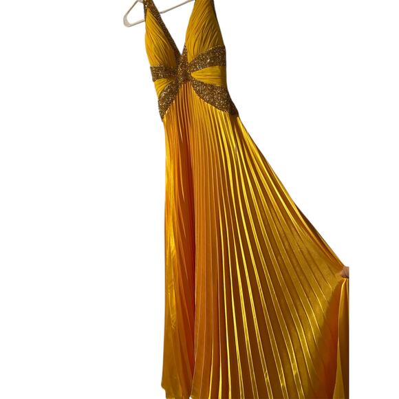 Niki by Niki Livas Formal Gown Maxi Dress US 4 Gold Yellow Halter Pleated Prom - Picture 12 of 15